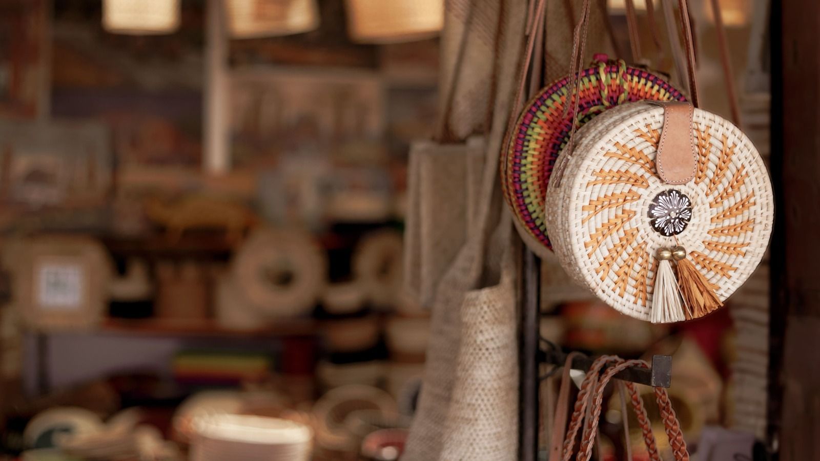 Marché d'artisanat malgache — tissus et objets faits main
